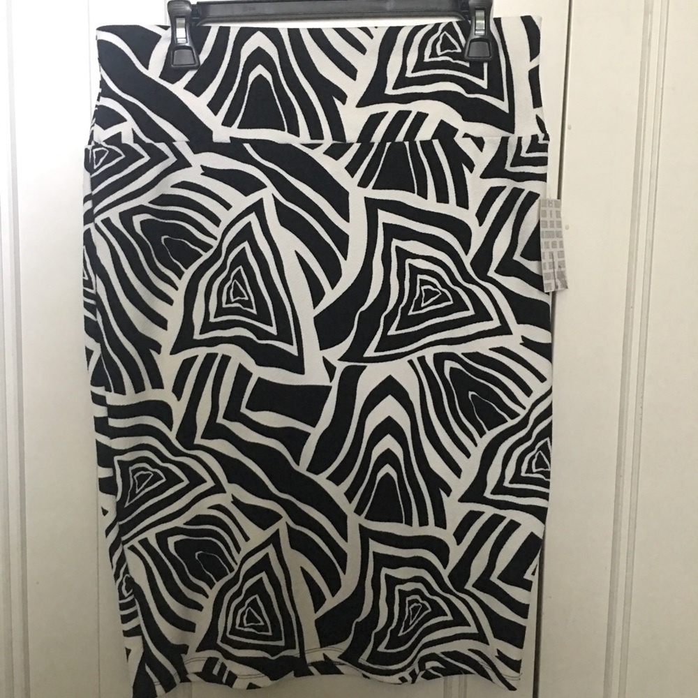 Black & White LuLaRoe Cassie pencil skirt